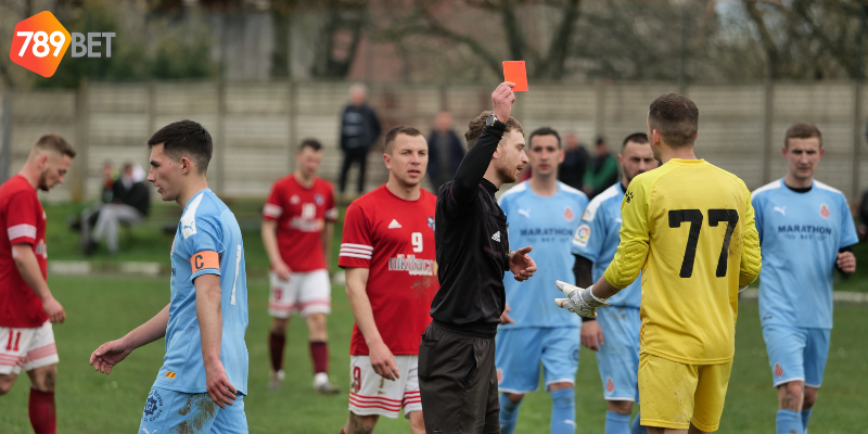 Phân tích lối chơi và chú ý đến trọng tài